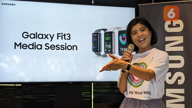 <p>Annisa Nurul Maulina, MX Product Marketing Senior Manager Samsung Electronics Indonesia saat menjelaskan fitur-fitur Galaxy Fit 3 di Jakarta, Senin (26/2/2024). (Liputan6.com/ Yuslianson)</p>