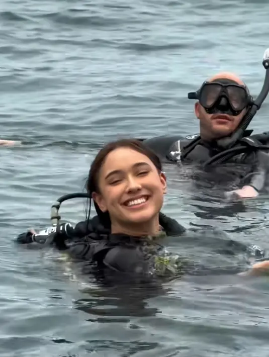 Meski terbukti masih bisa menyelam, namun wanita 20 tahun ini tetap butuh penyelam profesional sekaligus mengajarkan teknik-teknik baru diving. (Liputan6.com/IG/@yasminnapper)