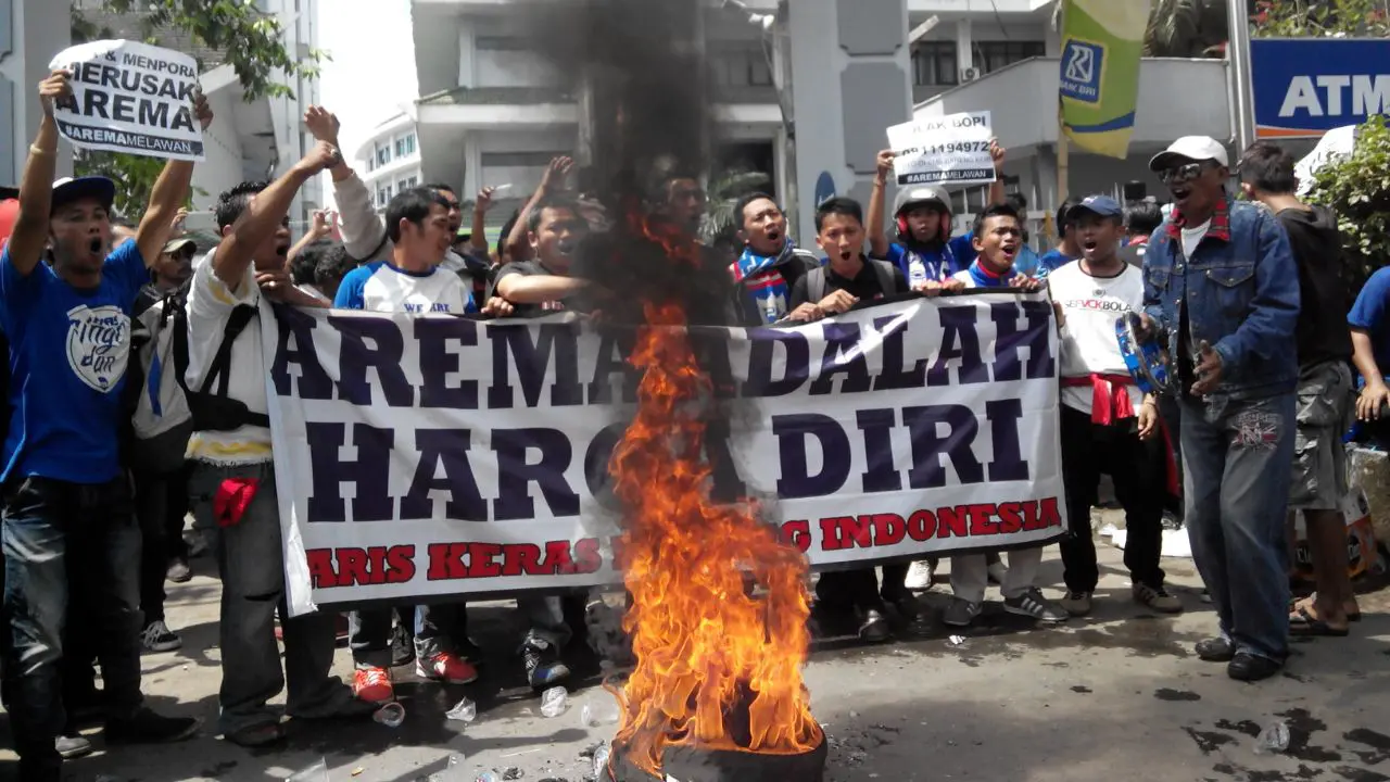 Bakar Ban Depan Kampus, Aremania Gagal Cegat Menpora