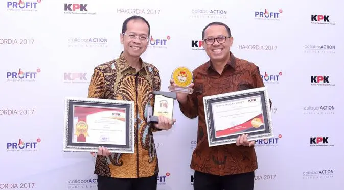 Direktur Utama bank bjb Ahmad Irfan (kiri) dan Direktur Kepatuhan dan Manajemen Risiko bank bjb Agus Mulyana (kiri) berfoto bersama usai menerima penghargaan.