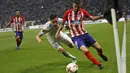 Pemain Atletico Madrid, Lucas Hernandez, berebut bola dengan gelandang Marseille, Florian Thauvin, pada laga final Liga Europa di Stadion Groupama, Lyon, Kamis (17/5/2018). Atletico Madrid menang 3-0 atas Marseille. (AP/Francois Mori)