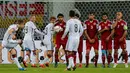 Gelandang Jerman Marco Reus (kiri) saat menendang tendangan bebas ke luar kota pinalti Georgia selama pertandingan kualifikasi EURO 2016 grup D di Leipzig, Jerman, Senin (12/10/2015). Jerman menang dengan skor 2-1. (REUTERS/Fabrizio Bensch)