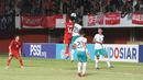 Bek Timnas  Indonesia U-16, M Iqbal Gwijangge berebut bola udara dengan gelandang Vietnam, Le Dinh Long Vu pada Final Piala AFF U-16 2022, Stadion Maguwoharjo, Sleman, Jumat (12/8/2022).  Timnas Indonesia U-16 menundukkan Vietnam dengan skor tipis 1-0. (Foto:Dok PSSI)