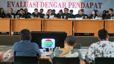 Suasana Evaluasi Dengar Pendapat (EDP) perpanjangan Izin Penyelenggaraan Penyiaran (IPP) televisi Indosiar di kantor KPID, Jakarta, Rabu (11/5). Melalui EDP ini, KPI akan memberikan penilaian terhadap aspek program siaran. (Liputan6.com/Yoppy Renato)
