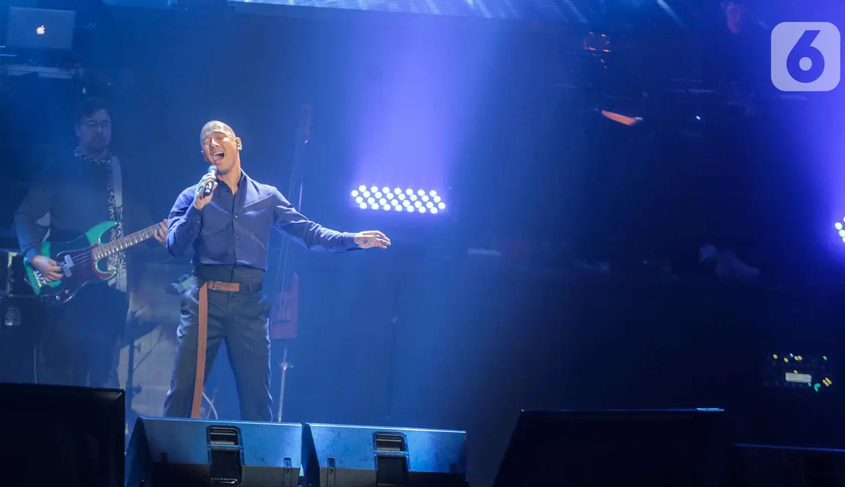 Penampilan  Marcell di atats panggung konser “ Marcell Tujuh Belas" di Balai Sarbini, Jakarta, Jumat (18/10/2019). Dalam konser ini Marcell membawakan lagu Blue Moon yang dinyanyikan oleh Frank Sinatra. (Liputan6.com/Faizal Fanani)
