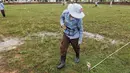 Petugas saat melatih seekor tikus mendeteksi keberadaan ranjau di Siem Reap, Kamboja (13/7/2015). Tanah di Kamboja tercatat masih penuh dengan ranjau sisa perang sipil, Khmer Rough "Killing Fields" pada 1970. (REUTERS/Samrang Pring)