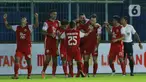 Para pemain Persija Jakarta merayakan gol yang dicetak oleh Marc Klok ke gawang Bhayangkara Solo FC pada laga Piala Menpora 2021 di Stadion Kanjuruhan, Malang, Rabu (31/3/2021). Persija menang 2-1. (Bola.com/M Iqbal Ichsan)