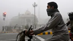 Kabut asap menyelimuti jalan-jalan dan mengurangi jarak pandang di kota Lahore, Provinsi Punjab, Pakistan. (Arif ALI/AFP)