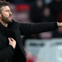 Pelatih Middlesbrough, Michael Carrick memberi instruksi dari pinggir lapangan saat menghadapi Brighton and Hove Albion pada laga putaran ketiga Piala FA 2022/2023 di Riverside Stadium, Middlesbrough (7/1/2023). Michael Carrick saat ini tengah membesut Middlesbrough sejak ditunjuk pada 24 Oktober 2022. Sebelumnya ia sempat menjadi caretaker Manchester United hanya dalam 3 laga, mulai 21 November 2021 hingga 2 Desember 2021. (AFP/Oli Scarff)