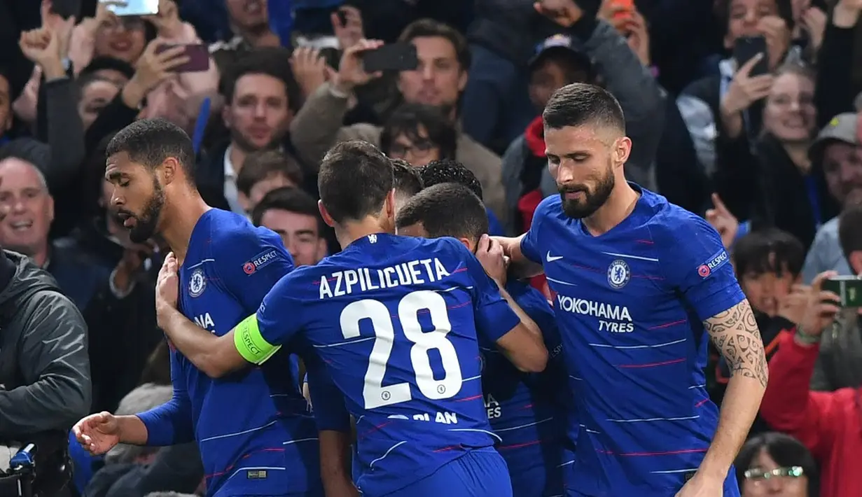 Perayaan gol Ruben Loftus Cheek pada leg kedua Liga Europa yang berlangsung di Stadion Stamford Bridge, London, Jumat (10/5). Chelsea menang 4-3 atas Eintracht Frankfurt lewat adu penalti. (AFP/Oliver Greenwood)