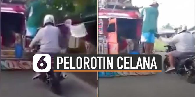 VIDEO: Jahil Banget, Pemotor Pelorotin Celana Penumpang Angkot