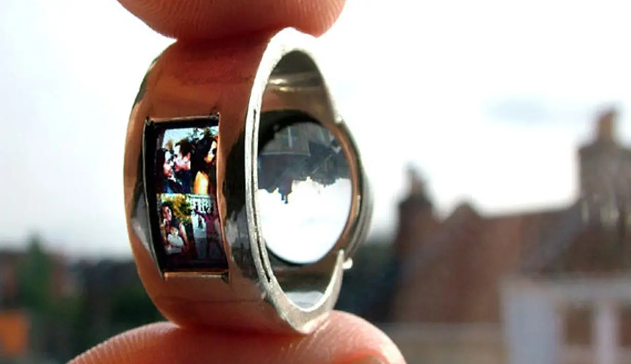 Cincin pernikahan ini mengadopsi cara kerja proyektor, salah satu bagian cincin jika dihadapkan membelakangi matahari akan memantulkan foto pasangan di sisi cincin yang lainnya. (technabob.com)