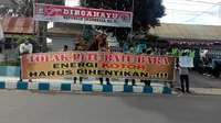 Demonstrasi warga Bengkulu menolak pembangunan PLTU karena alasan polisi udara. (Liputan6.com/Yuliardi Hardjo Putro) 