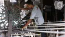 Pekerja memintal benang tali di Pabrik Pemintal Benang Tradisional di Kebayoran Lama, Jakarta, Jumat (11/2/2022). Bank Indonesia (BI) melaporkan penyaluran kredit ke sektor UMKM tumbuh 12,3 persen secara tahunan (year on year) menjadi Rp1.147,3 triliun di sepanjang 2021. (Liputan6.com/Angga Yuniar)