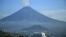 Filipina pada hari Senin meningkatkan kewaspadaannya untuk gunung berapi paling aktif di negara itu karena peningkatan jatuhan batu dari kubah lava puncak gunung berapi. (AFP/Charism Sayat)