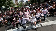 Ratusan orang berkostum menyerupai zombie berpartisipasi dalam perayaan satu dekade Zombie Walk di Santiago, Chile, 13 Oktober 2018. Zombie Walk merupakan acara tahunan yang terinspirasi dari acara televisi AS 'The Walking Dead'. (AP/Esteban Felix)