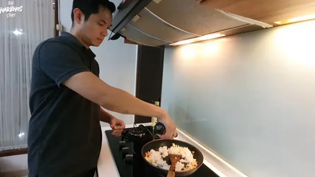 7 Momen Kebersamaan Keluarga Dude Harlino dan Alyssa Saat Masak 'Di Rumah Aja'