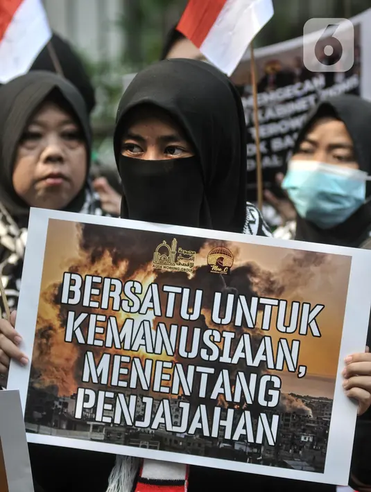 Seorang massa yang tergabung dalam Aqsa Working Group (AWG) membentangkan poster saat menggelar Aksi Damai Solidaritas untuk Palestina di Kantor Kedutaan Besar Palestina untuk Indonesia. (merdeka.com/Iqbal S. Nugroho)