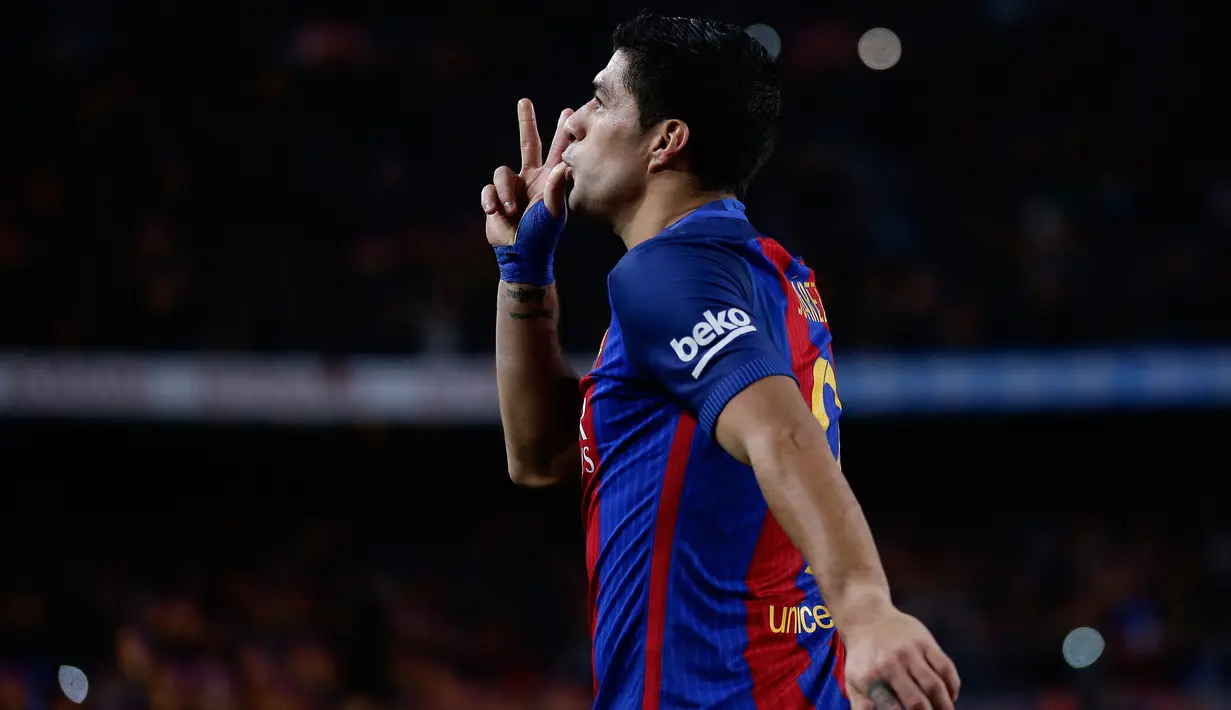 Striker Barcelona Luis Suarez bereaksi saat merayakan gol ke gawang Atletico Madrid pada leg kedua semifinal Copa del Rey di Estadio Camp Nou, Selasa (7/2). Barca melaju ke final setelah bermain imbang 1-1 kontra Atletico Madrid. (AP Photo/Manu Fernandez)