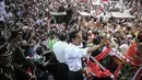 Jokowi-JK terus melempar senyum dan melambaikan tangan kepada ratusan warga yang menunggunya, Jakarta, (20/10/14). (Liputan6.com/Faizal Fanani) 