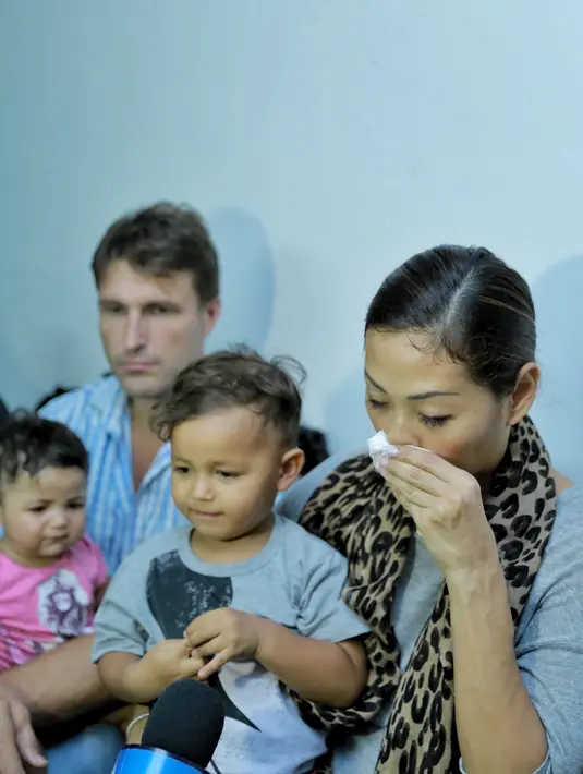 Di rumah duka, Indah Kalalo menjelaskan bahwa sejak beberapa bulan terakhir ini kondisi kesehatan mamanya, Rose Suyadi terus mengalami penurunan. Bahkan menjalani cuci darah seminggu empat kali. (Adrian Putra/Bintang.com)