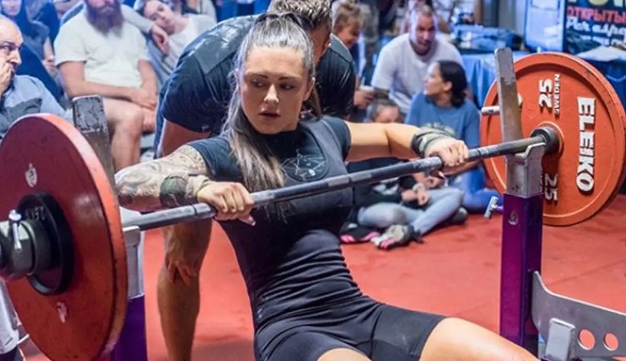 Wanita asal Australia, bikerbiddie saat tengah berolahraga mengangkat beban. Selain kerap mengunggah fotonya ketika berolahraga, bikerbiddie kerap tampil seksi. (Instagram/@bikerbiddie)