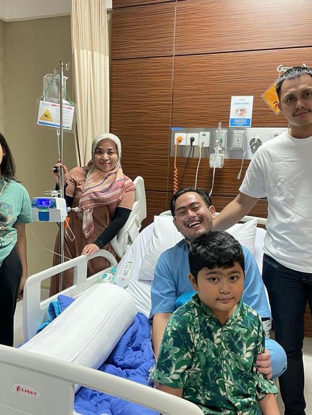 7 Potret Artis saat Jenguk King Nassar di Rumah Sakit, Beri Dukungan