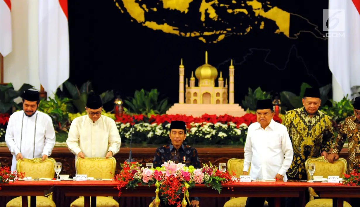 Presiden Joko Widodo atau Jokowi (tengah) saat menerima pimpinan lembaga negara untuk buka puasa bersama di Istana Negara, Jakarta, Senin (6/5/2019). Ketua DPD Oesman Sapta Odang, Ketua MK Anwar Usman, dan Ketua KY Jaja Ahmad Jayus juga hadir dalam acara ini. (Liputan6.com/Angga Yuniar)