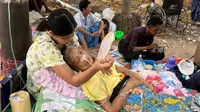 Para penyintas gempa bumi menunggu untuk menerima perawatan medis di kompleks rumah sakit di Naypyidaw pada 28 Maret 2025, setelah gempa bumi di Myanmar bagian tengah. (Dok: AFP/Sebastien Berger)