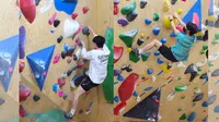 Kim Seon Ho Tengah Berlatih Panjat Tebing atau Wall Climbing untuk Projek Teater Berjudul Touching the Void (Sumber: https://twitter.com/thebestplays/status/1538734340485439491)