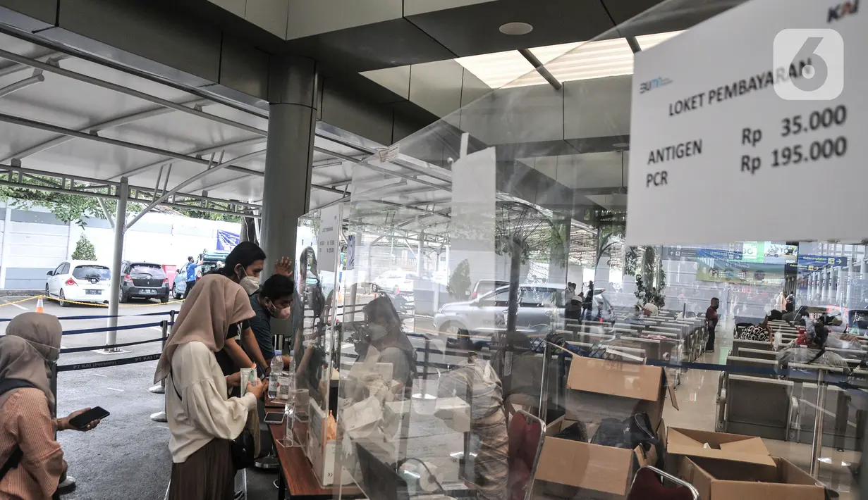 Calon penumpang melakukan pendaftaran tes antigen di Stasiun Pasar Senen, Jakarta, Senin (3/1/2022). PT KAI (Persero) menurunkan tarif tes antigen di stasiun bagi penumpang KA jarak jauh menjadi Rp35 ribu dari harga sebelumnya Rp45 ribu. (merdeka.com/Iqbal S. Nugroho)
