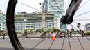 Pebalap Tour de Jakarta bersaing menjadi yang terdepan pada etape terakhir di Bundaran Hotel Indonesia, Jakarta, Sabtu (30/7/2016). (Bola.com/Nicklas Hanoatubun)