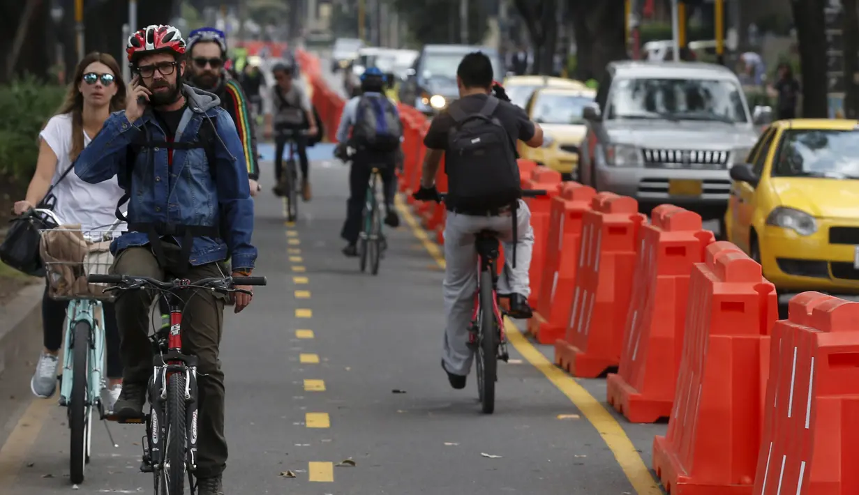 Pengendara sepeda melintas jalur yang telah disediakan selama "No Car Day" di Bogota, Kolombia (4/2/2016). Selama " No Car Day" Jalur ini juga dapat dilalui para pengguna sepatu roda dan skateboard. (REUTERS/John Vizcaino)