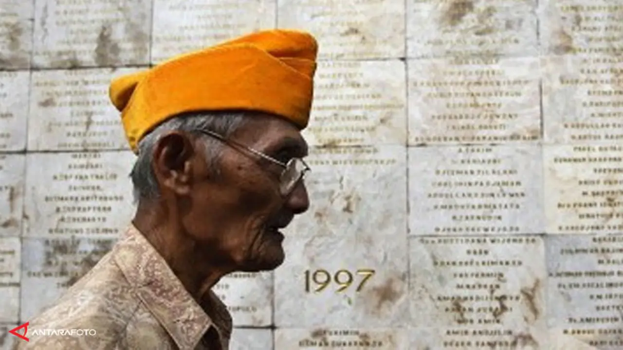 pahlawan-kejanggalan131108c.jpg