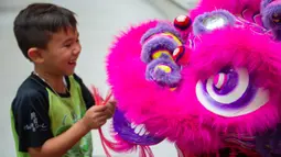 Seorang anak menghadiri upacara kelulusan program pelatihan tari barongsai di Makau, 12 September 2020. Selama musim panas, 40 anak menyelesaikan program pelatihan tari barongsai, seni pertunjukan tradisional China yang sering dipentaskan untuk hiburan di acara-acara perayaan. (Xinhua/Cheong Kam Ka)