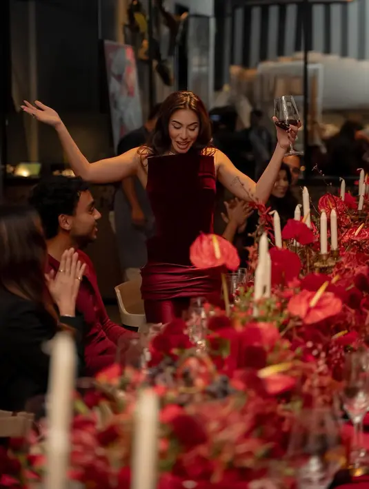 Pamerkan tato di bawah lengan, Valerie tata rambut panjangnya dengan soft blow belah tengah [@valerieethomas]