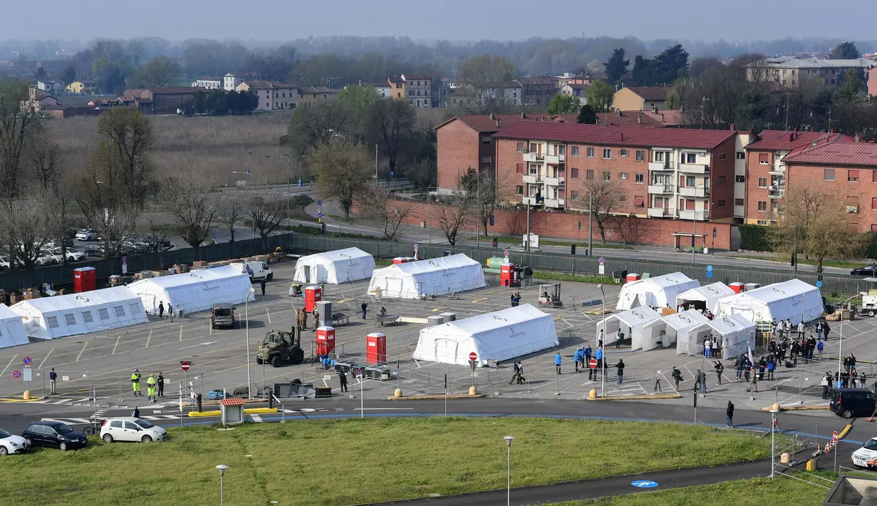 Pemandangan rumah sakit lapangan di Cremona, Italia, 20 Maret 2020. Italia menjadi negara dengan kasus kematian tertinggi di dunia akibat virus corona COVID-19. (Photo by Miguel MEDINA/AFP)