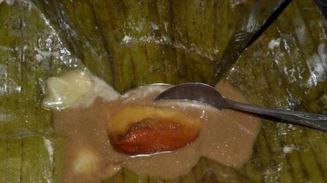 Bongko, kuliner khas Sumatera Barat yang mulai langka.