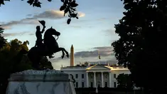 Dengan latar depan patung berkuda Presiden Andrew Jackson di Lafayette Park, bendera Amerika berkibar setengah tiang di atas Gedung Putih, Washington, setelah Ratu Elizabeth II meninggal dunia, Kamis (8/9/2022).  Ratu Elizabeth II kini telah pergi untuk selamanya di usia 96 tahun.  (AP Photo/Gemunu Amarasinghe)