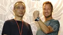 Pentolan grup music Dash Berlin, Jeffrey Sutorius (kanan) memperlihatkan jam tangan edisi khusus G-SHOCK GA-400 Dash Berlin Edition, Jakarta, Minggu (15/3/2015). (Liputan6.com/Panji Diksana)
