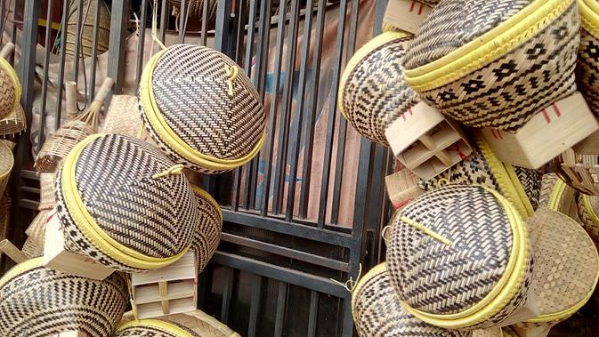 Menguji Eksistensi Kerajinan  Tangan Anyaman  Bambu  Selaawi 