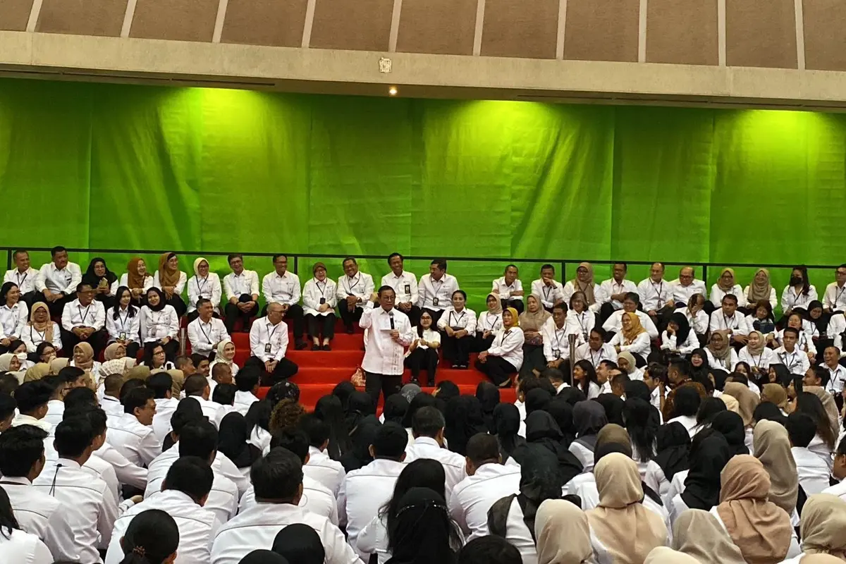 Bakal calon gubernur Jakarta, Pramono Anung menangis terharu saat acara perpisahan dengan para pegawai Sekretariat Kabinet (Setkab) di Gedung Krida Bhakti Jakarta.