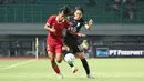 <p>Pemain Timnas Indonesia U-17,&nbsp;Rizdjar Nurviat Subagja (kiri),&nbsp;berebut bola dengan pemain Timnas Korea Selatan U-17, Kim Hyunmin, dalam pertandingan uji coba yang berlangsung di Stadion Patriot Candrabhaga, Bekasi, Rabu (30/8/2023). (Bola.com/Abdul Aziz)</p>