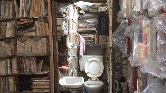 6 Penampakan Toilet Ukuran Sempit Ini Bikin Dada Sesak