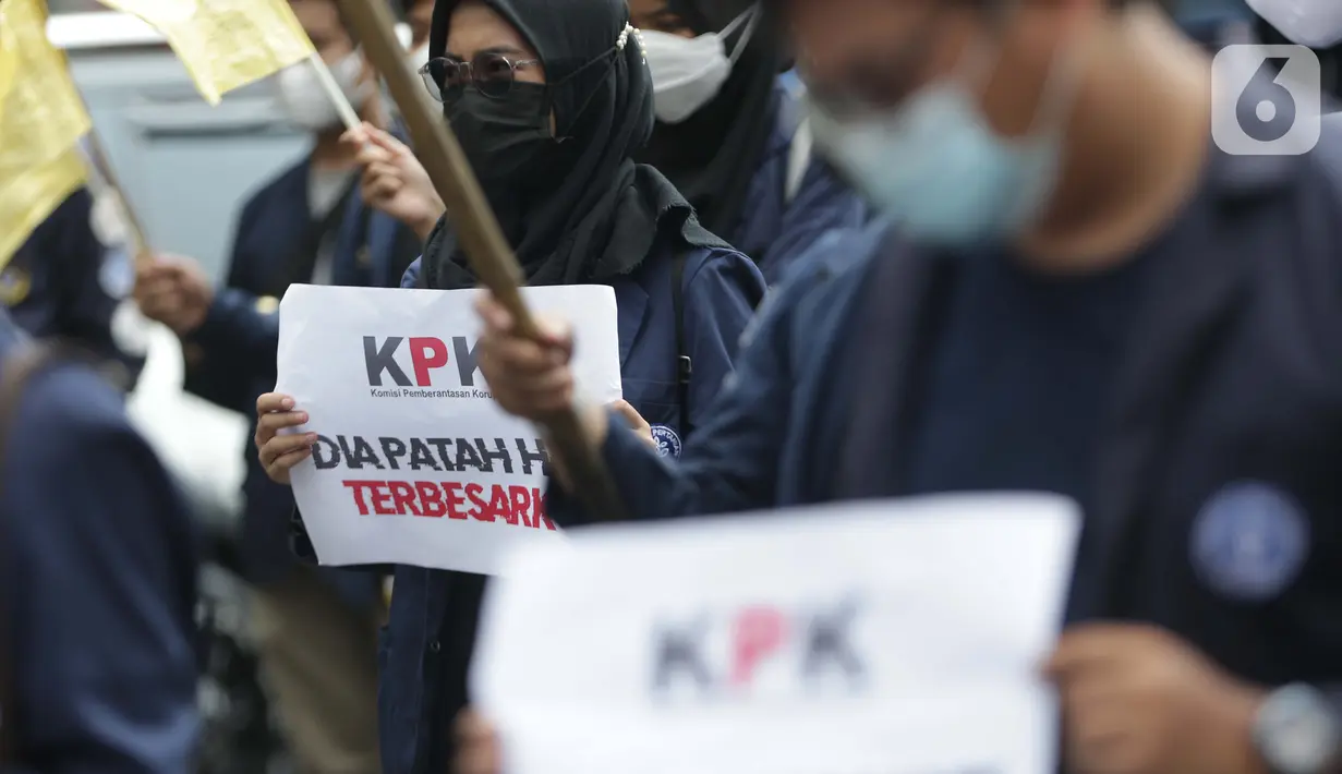 Mahasiswa yang tergabung dalam BEM Institut Pertanian Bogor melakukan aksi unjuk rasa di jalan Kuningan Persada sekitar Gedung Merah Putih KPK, Jakarta, Rabu (2/6/2021). Mereka menolak Tes Wawasan Kebangsaan dan pelantikan pegawai KPK menjadi Aparatur Sipil Negara. (Liputan6.com/Helmi Fithriansyah)
