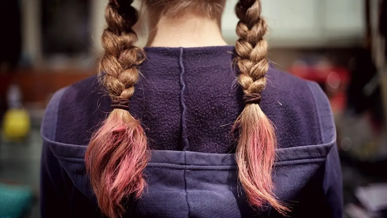 [Fimela] Rambut Diwarnai