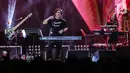 Komposer Erwin Gutawa tampil dalam Synchronize Fest 2019 yang bertajuk Chrisye Live by Erwin Gutawa di Gambir Expo, Jakarta, Sabtu (5/10/2019). Panggung untuk mengenang Chrisye tersebut Erwin Gutawa membawakan sejumlah lagu di antaranya Hura-Hura, Angin Malam, dan Cinta. (Liputan6.com/Faizal Fanani)