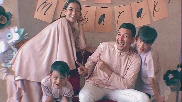Seru dan Kompak, Ini 6 Potret Keluarga Kecil Hesti Purwadinata