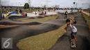 Seorang anak remaja tengah bermain skateboard di jalan aspal Taman Kalijodo, Jakarta, Minggu (15/01). Kalijodo yang dulu tempat menjajakan kemolekan tubuh, kini telah diubah menjadi taman bermain dan arena skate park. (Liputan6.com/Fery Pradolo)