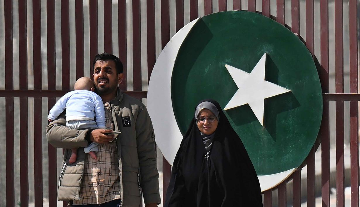 Eksodus ini dipicu oleh situasi keamanan yang terus memburuk setelah serangan Amerika Serikat dan Israel ke beberapa kota di Iran, termasuk Teheran, pada akhir pekan lalu. Tampak dalam foto, warga Pakistan berjalan melintasi perbatasan Taftan, di provinsi Balochistan, Iran pada Selasa 3 Maret 2026, di tengah serangan Amerika Serikat dan Israel yang terus memanas. (Banaras KHAN/AFP)